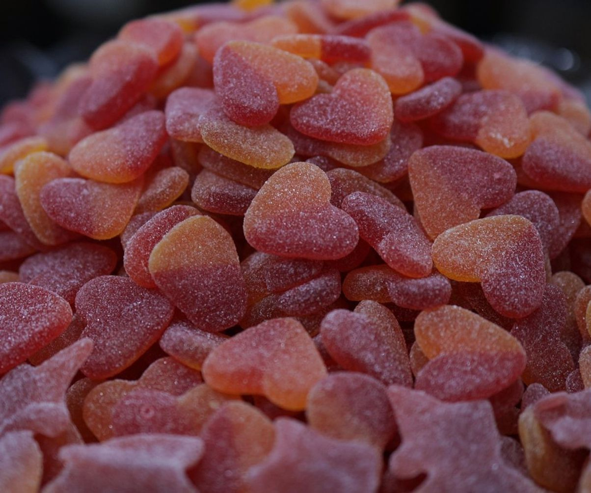 Vidriera de golosinas y bombones de chocolate frescos